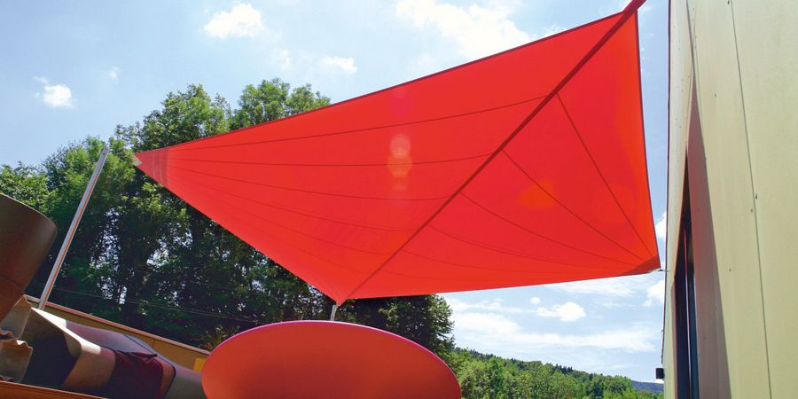 Kräftige Farben auf der Terrasse mit Sonnensegel – Soliday 