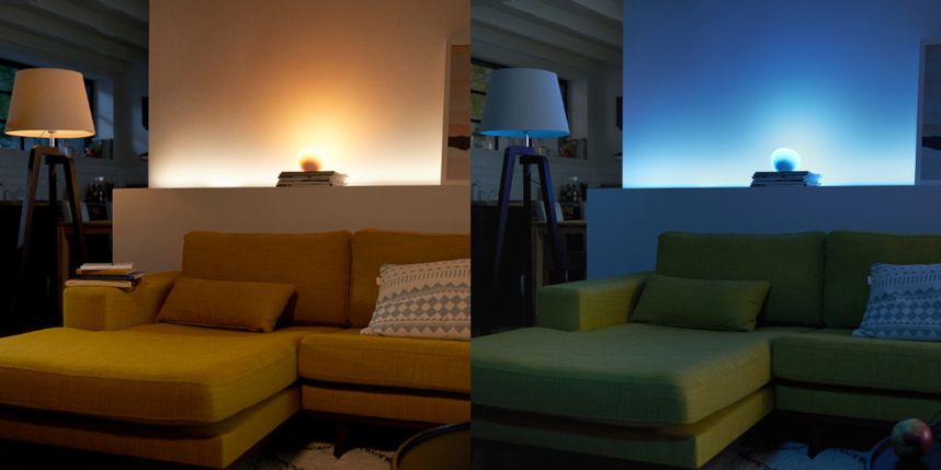 Indirekte Beleuchtung schafft gelbes oder blaues Licht an der Wand