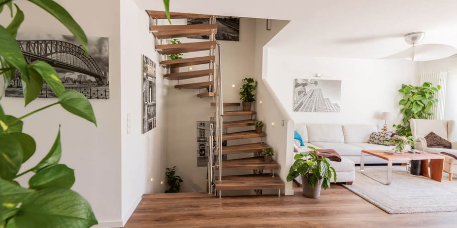 Moderne Treppe aus Holz in Wohnung mit Holzfußboden
