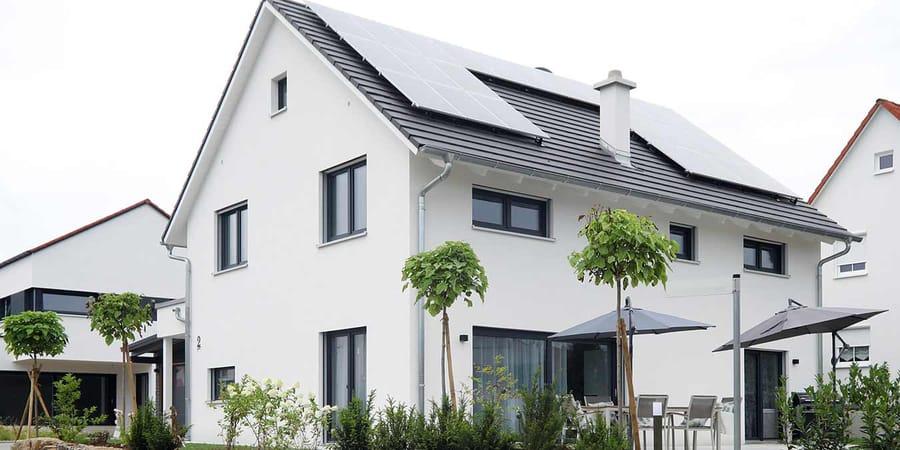 Aussenansicht des Hauses mit Satteldach und Photovoltaik-Anlage auf dem Dach