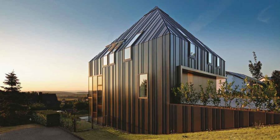 Moderne Fassadengestaltung mit Metall: vorgehängte Fassade mit Zinkverkleidung