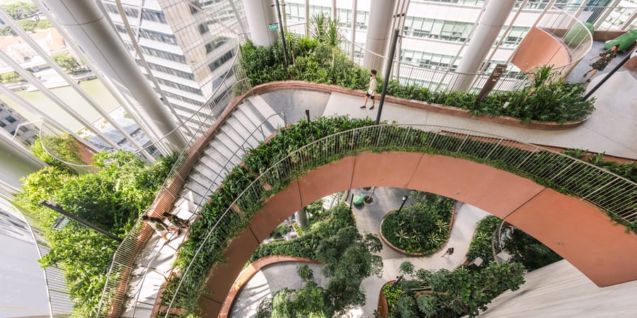 Im Inneren des biophilen Wolkenkratzers CapitaSpring in Singapur.