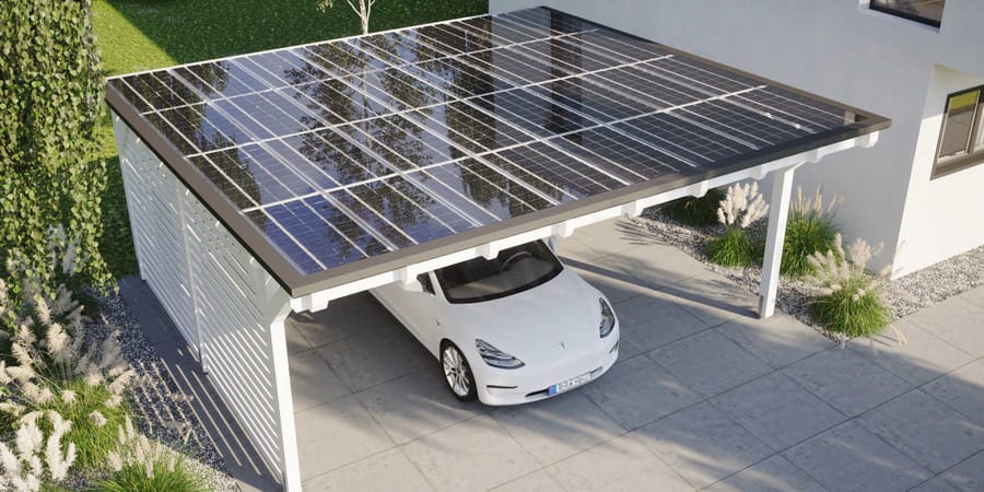 Modernes Carport mit Photovoltaikmodulen neben Einfamilienhaus aus der Vogelperspektive