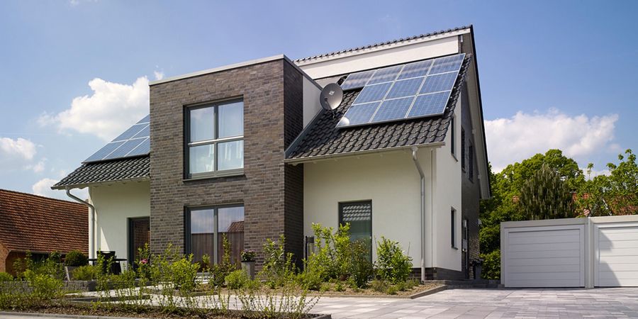 Gussek-Haus mit Satteldach und Photovoltaikanlage