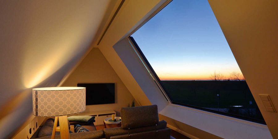 Sonnenuntergang durch das Dachschiebefenster ansehen