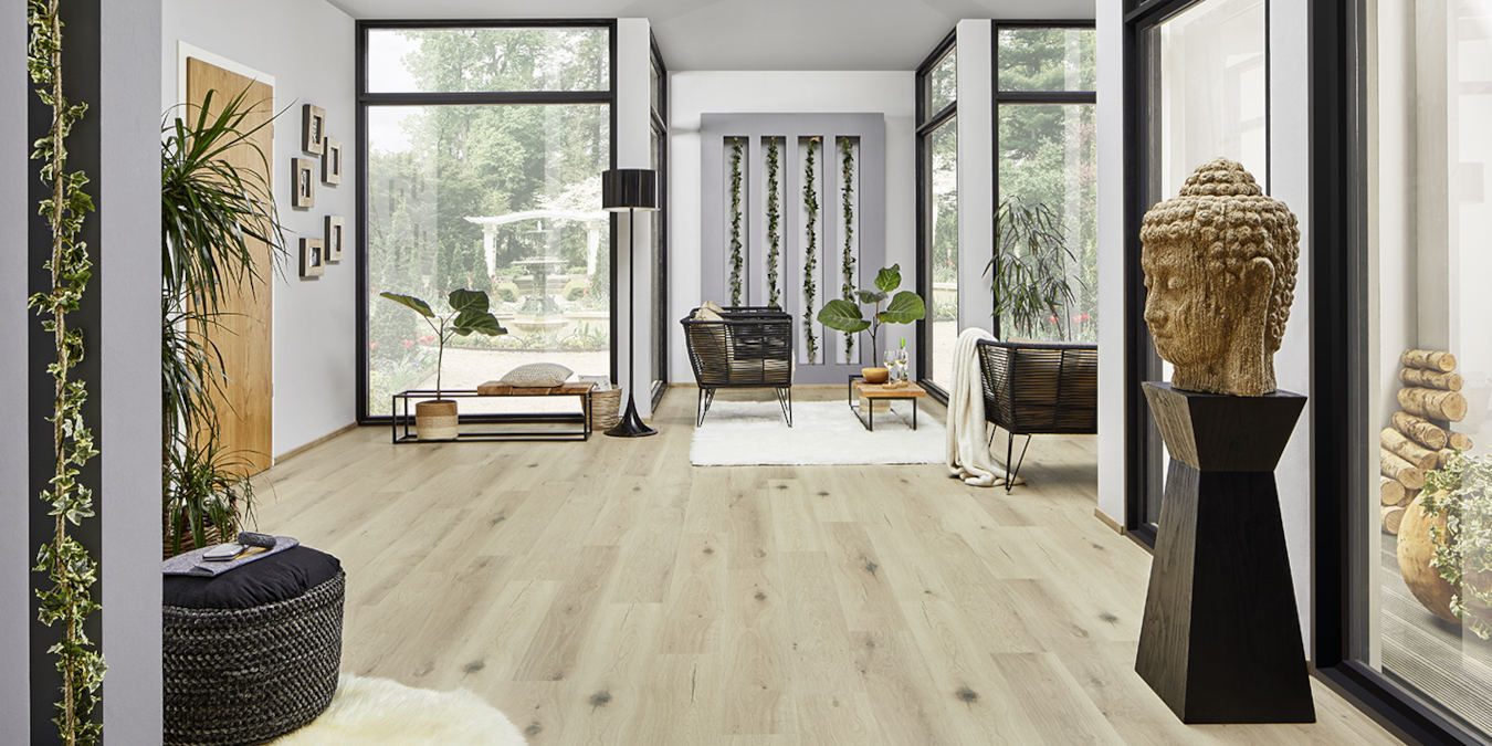 Moderner Laminatboden in Holzoptik im Wohn-/Essbereich