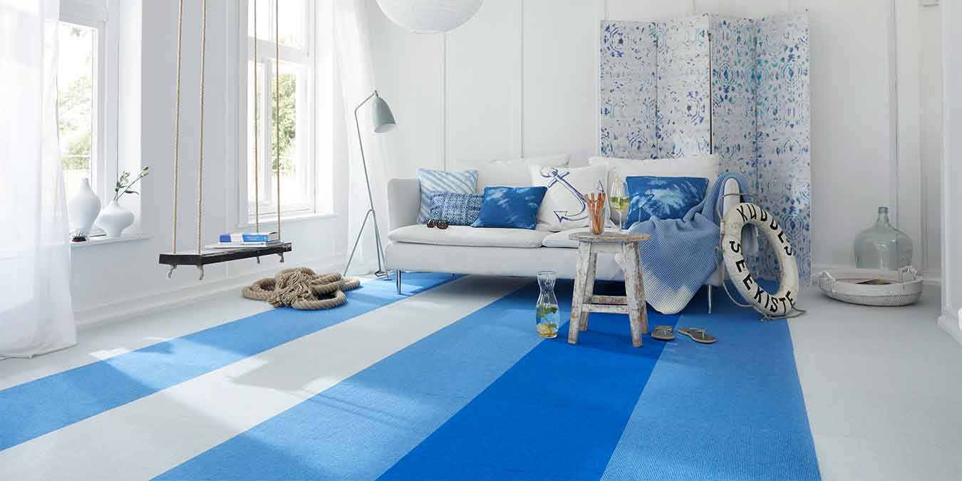 Blaue Teppichfliesen im Wohnzimmer