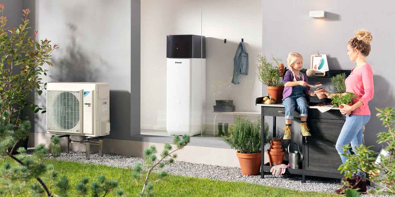 Alternative zur Gasheizung: Modernes Haus mit Wärmepumpen Außeneinheit im Garten und Wärmepumpe.